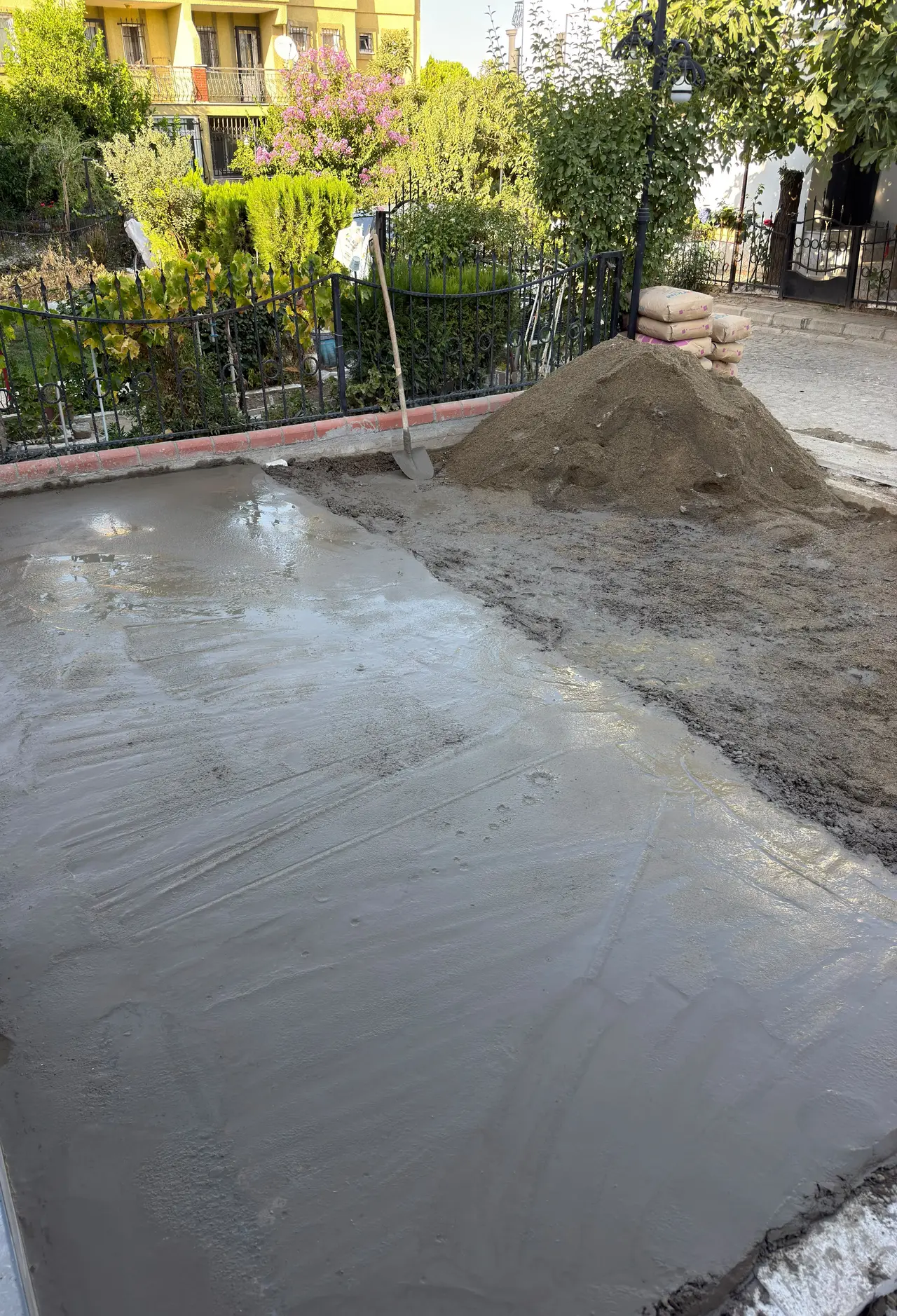 Güzelyurt'ta sitenin otopark alanına yeni dökülmüş beton