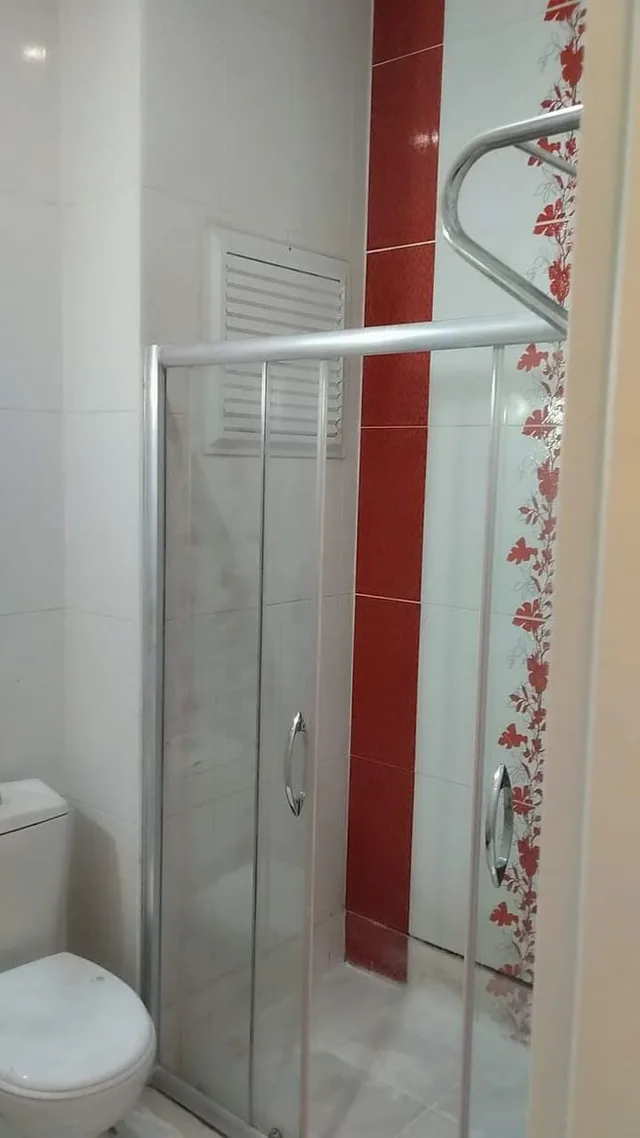 Manisa Polisevi'nde tadilatı biten banyoda yeni cam duşakabin