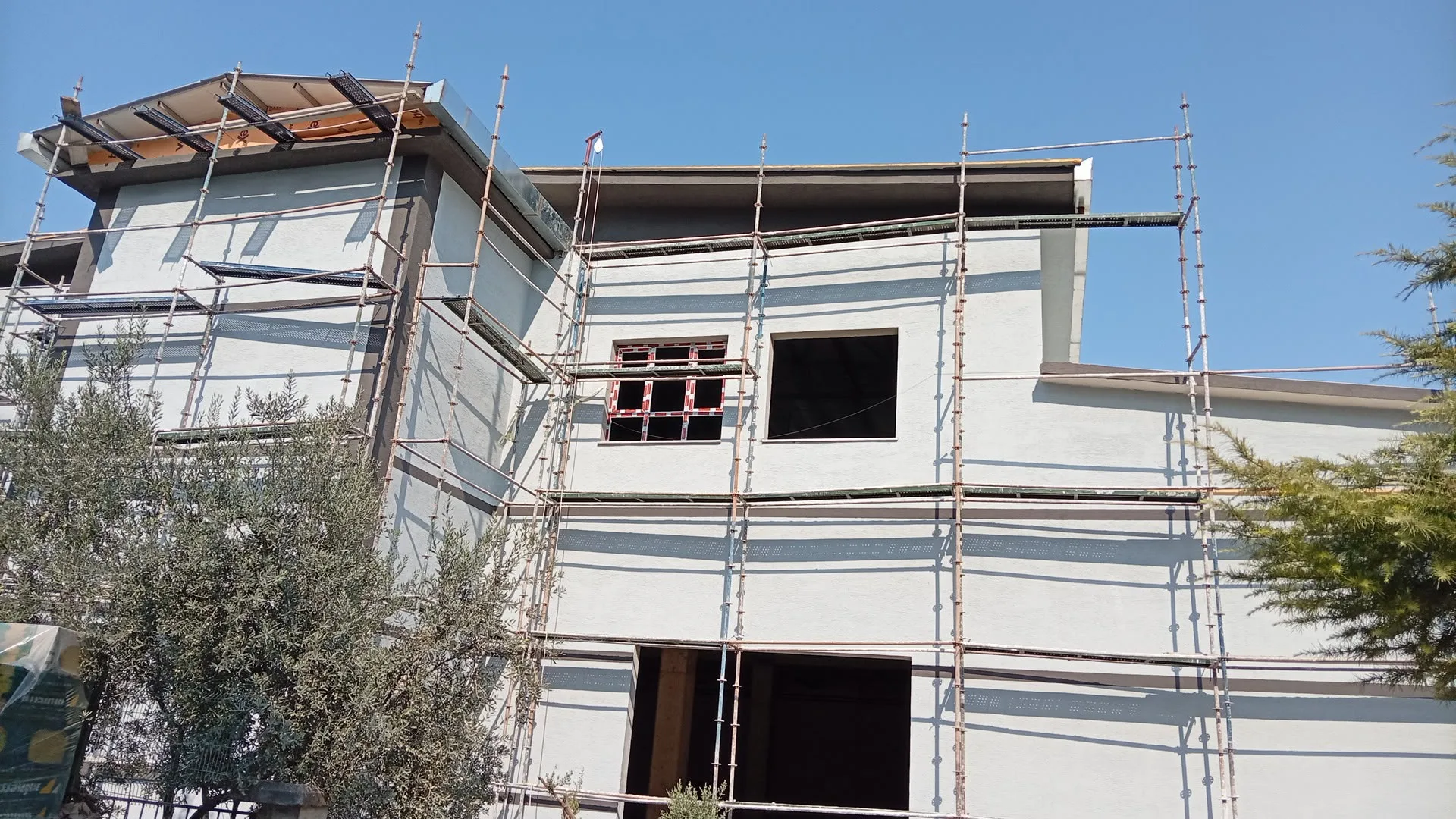 Çukurova Kimya Lisesi binasında iskelesi sökülmemiş cephede takılan PVC pencereler