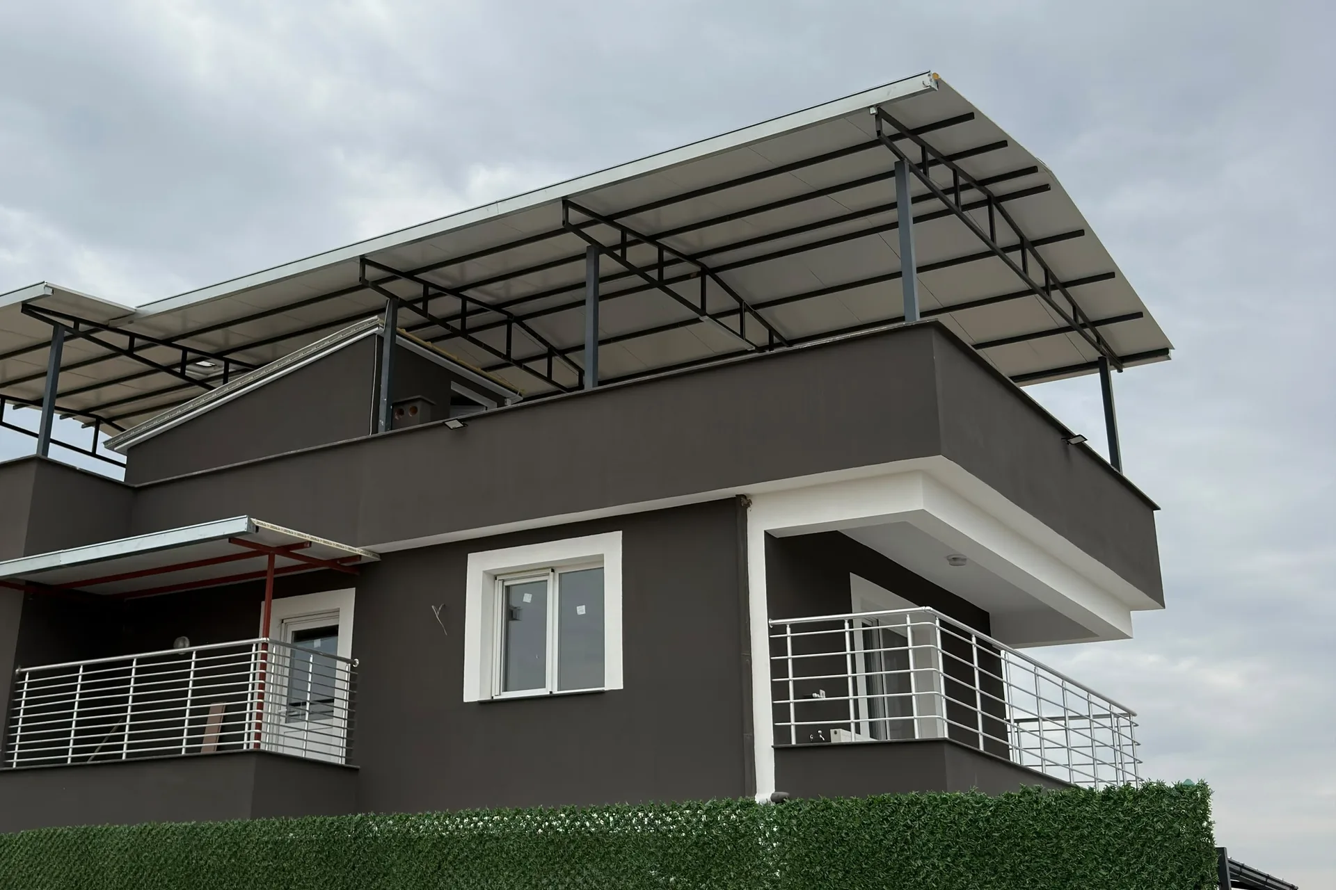 Paşaköy'de yaptığımız iki katlı müstakil ev: boyalı cephe, balkon korkulukları ve çatı sundurması